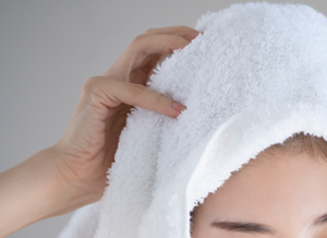 <strong>髪への摩擦を最小限に</strong><br>
<small style="font-size:1.2rem;text-align: left;text-decoration: underline;  text-decoration-thickness: 1px;text-underline-offset: 4px;display:inline-block;margin: 0.5rem 0;">ヘアドライ時の摩擦を減らす</small><br>
<p style="font-size:1.3rem;text-align:left;">髪への摩擦を最小限に抑える設計で、髪のダメージを軽減します。柔らかな素材が髪にやさしく触れ、乾燥時の摩擦を減らすことで、 髪のパサつきや切れ毛を防ぎます。特にデリケートな髪質の方や、毎日使いたい方に最適なヘアドライタオルです。</p>