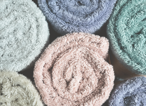 <strong>
シンプルなデザインで幅広く活躍</strong><br>
<small style="font-size:1.2rem;text-align: left;text-decoration: underline;  text-decoration-thickness: 1px;text-underline-offset: 4px;display:inline-block;margin: 0.5rem 0;">自宅にも、贈り物にも最適</small><br>
<p style="font-size:1.3rem;text-align:left;">シンプルで洗練されたデザインは、どんな空間にも自然になじみ、日常にさりげない上質感をプラス。自宅用はもちろん、贈り物にも最適な一枚です。</p>